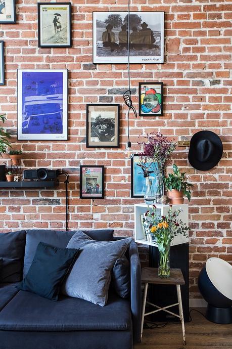 Un loft creativo con ladrillo visto y arte. Un loft creativo con ladrillo visto y arte.