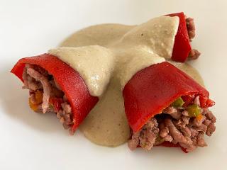 Pimientos del Piquillo rellenos con salsa de nueces