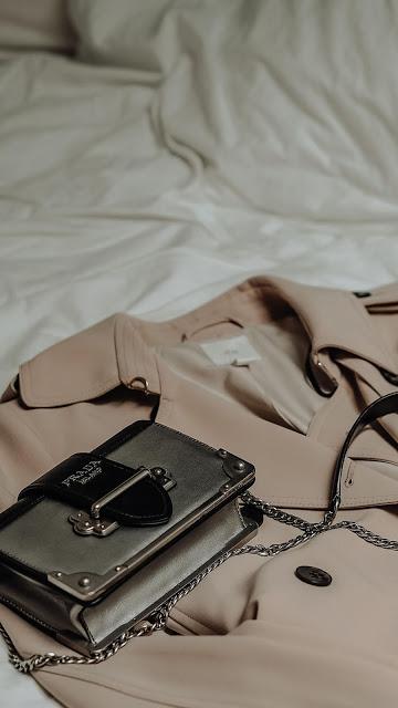 Trench y bolso