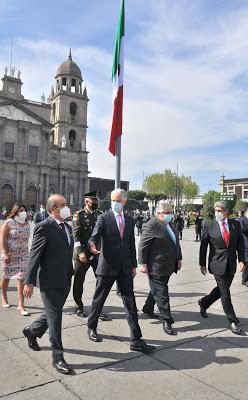 ENCABEZA ALFREDO DEL MAZO CEREMONIA CONMEMORATIVA AL DÍA DE LA BANDERA