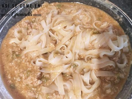 Noodles de arroz con pollo macerado