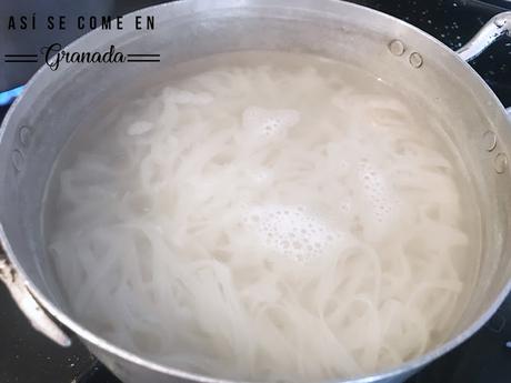 Noodles de arroz con pollo macerado