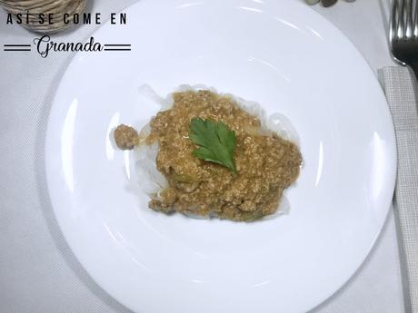 Noodles de arroz con pollo macerado