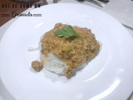 Noodles de arroz con pollo macerado