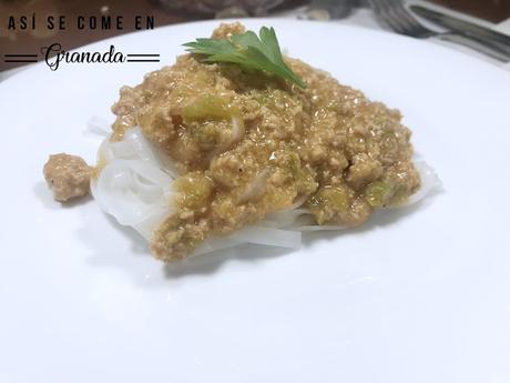 Noodles de arroz con pollo macerado