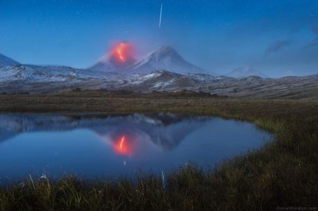 La fotografía fortuita, un meteoro en el cielo y masa de lava incandescente