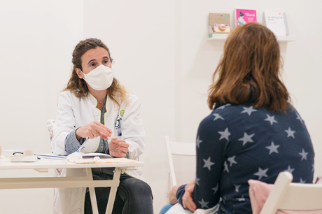 ¿Qué es una asesora de lactancia? Amparo Moncholí asesora de lactancia acompañando a una mamá en una de sus sesiones