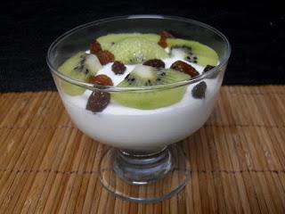 Receta de crema de yogur y queso con kiwi.