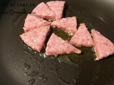 Pasta con salteado de verduras y hamburguesa