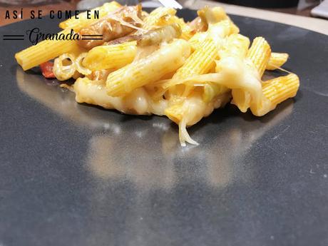 Pasta con salteado de verduras y hamburguesa