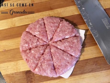 Pasta con salteado de verduras y hamburguesa