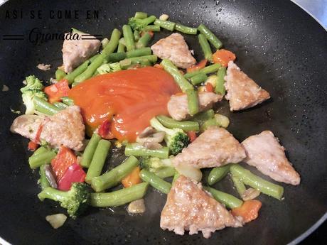 Pasta con salteado de verduras y hamburguesa
