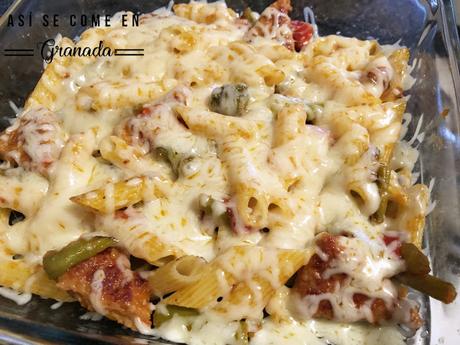 Pasta con salteado de verduras y hamburguesa