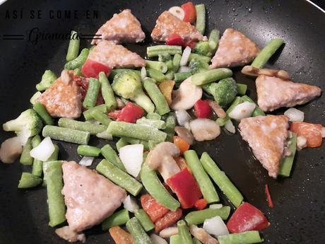 Pasta con salteado de verduras y hamburguesa