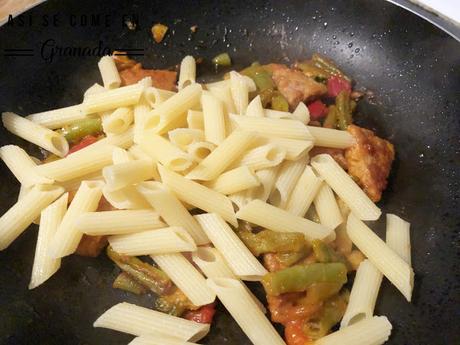 Pasta con salteado de verduras y hamburguesa