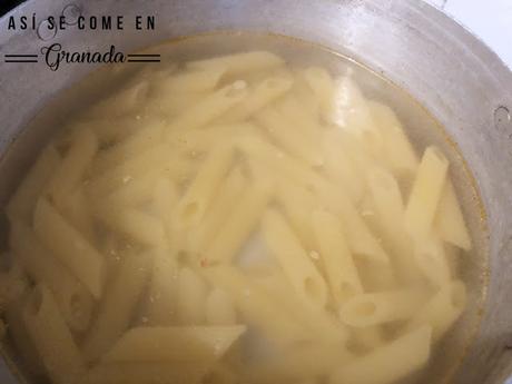 Pasta con salteado de verduras y hamburguesa