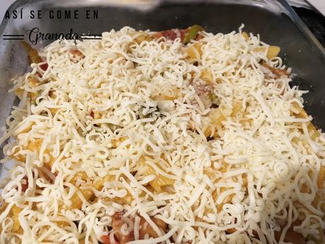 Pasta con salteado de verduras y hamburguesa