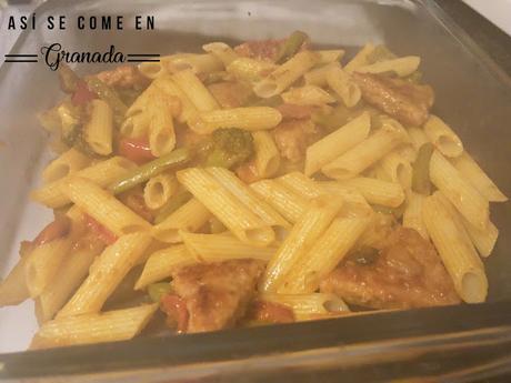 Pasta con salteado de verduras y hamburguesa