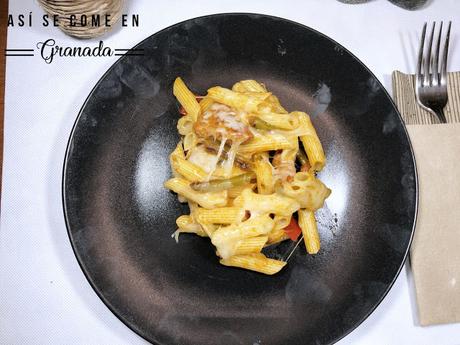 Pasta con salteado de verduras y hamburguesa