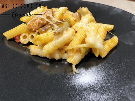 Pasta con salteado de verduras y hamburguesa