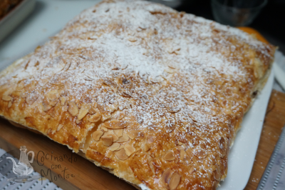 Coca de hojaldre rellena Coca de hojaldre rellena