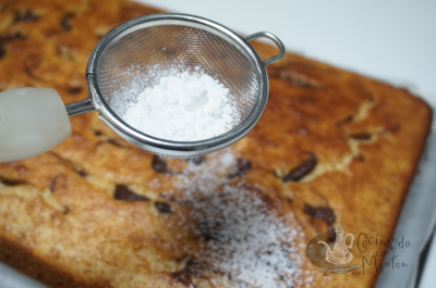 Coca de magdalena con chocolate Coca de magdalena con chocolate