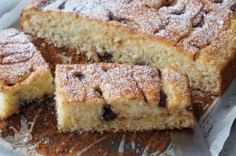 Coca de magdalena con chocolate Coca de magdalena con chocolate