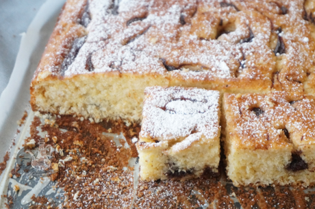 Coca de magdalena con chocolate Coca de magdalena con chocolate