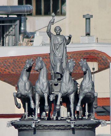 Aurora, la escultura que ilumina Madrid cada día