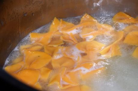 Farfalle con cúrcuma con salsa Alfredo