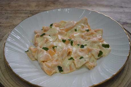 Farfalle con cúrcuma con salsa Alfredo