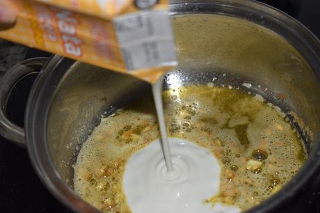 Farfalle con cúrcuma con salsa Alfredo