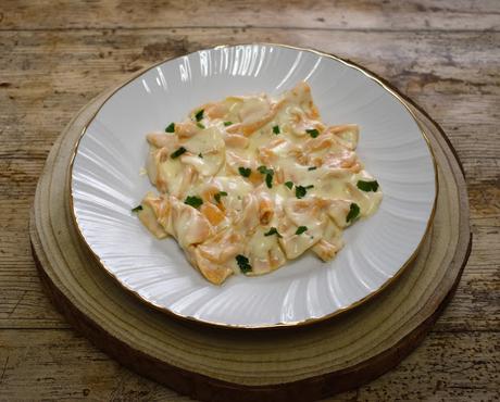 Farfalle con cúrcuma con salsa Alfredo