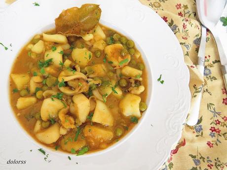 Guiso de sepia, guisantes y patatas