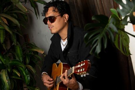 El cantautor peruano Husil presenta ‘Polvo en el viento’