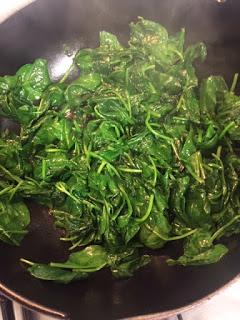 PECHUGAS DE POLLO MARINADAS CON ESPINACAS, TOMATITOS , QUESO FRESCO Y MOZZARELLA