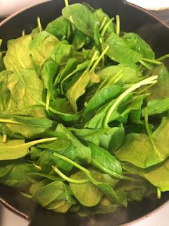 PECHUGAS DE POLLO MARINADAS CON ESPINACAS, TOMATITOS , QUESO FRESCO Y MOZZARELLA