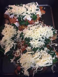 PECHUGAS DE POLLO MARINADAS CON ESPINACAS, TOMATITOS , QUESO FRESCO Y MOZZARELLA