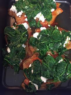 PECHUGAS DE POLLO MARINADAS CON ESPINACAS, TOMATITOS , QUESO FRESCO Y MOZZARELLA