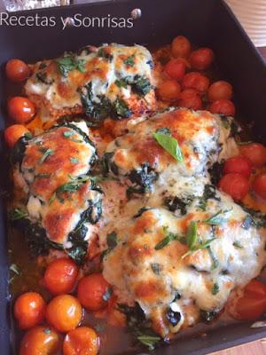 PECHUGAS DE POLLO MARINADAS CON ESPINACAS, TOMATITOS , QUESO FRESCO Y MOZZARELLA