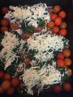 PECHUGAS DE POLLO MARINADAS CON ESPINACAS, TOMATITOS , QUESO FRESCO Y MOZZARELLA