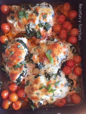 PECHUGAS DE POLLO MARINADAS CON ESPINACAS, TOMATITOS , QUESO FRESCO Y MOZZARELLA
