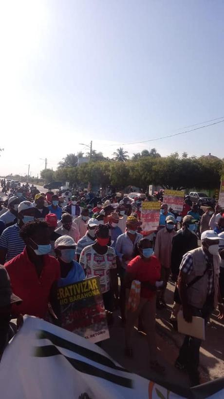 Cientos marchan en Bahoruco contra despojo y destrucción de sus parcelas por Consorcio Azucarero.