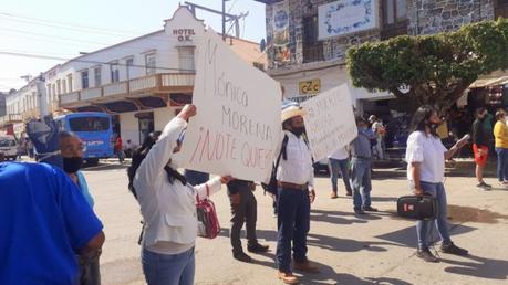 Morenistas reciben con protestas a Mónica Rangel en Tamazunchale