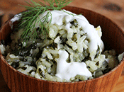 Arroz espinacas salsa yogur