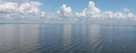 La bahía de Tampa mirando hacia el este desde Pinellas County