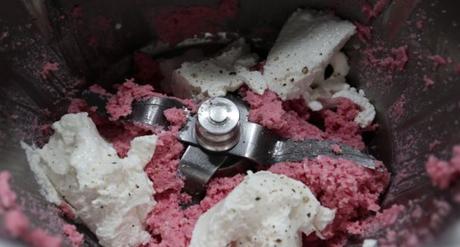 Ponemos el resto de los ingredientes junto a la mortadela y los mezclamos