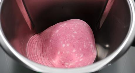 Ponemos la mortadela en el vaso y la picamos