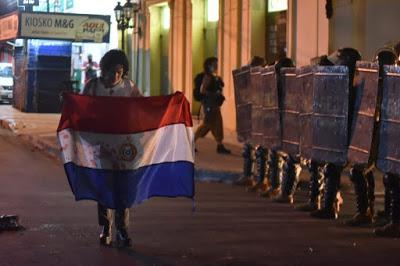 Mujer en protesta del marzo paraguayo 2021