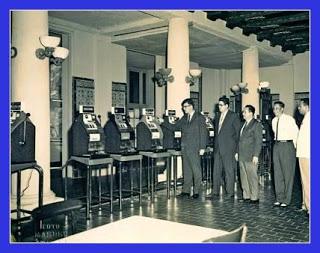 Primeras máquinas de casino en el Hotel Washington de la Ciudad de Colón. Primeras máquinas de casino en el Hotel Washington de la Ciudad de Colón.